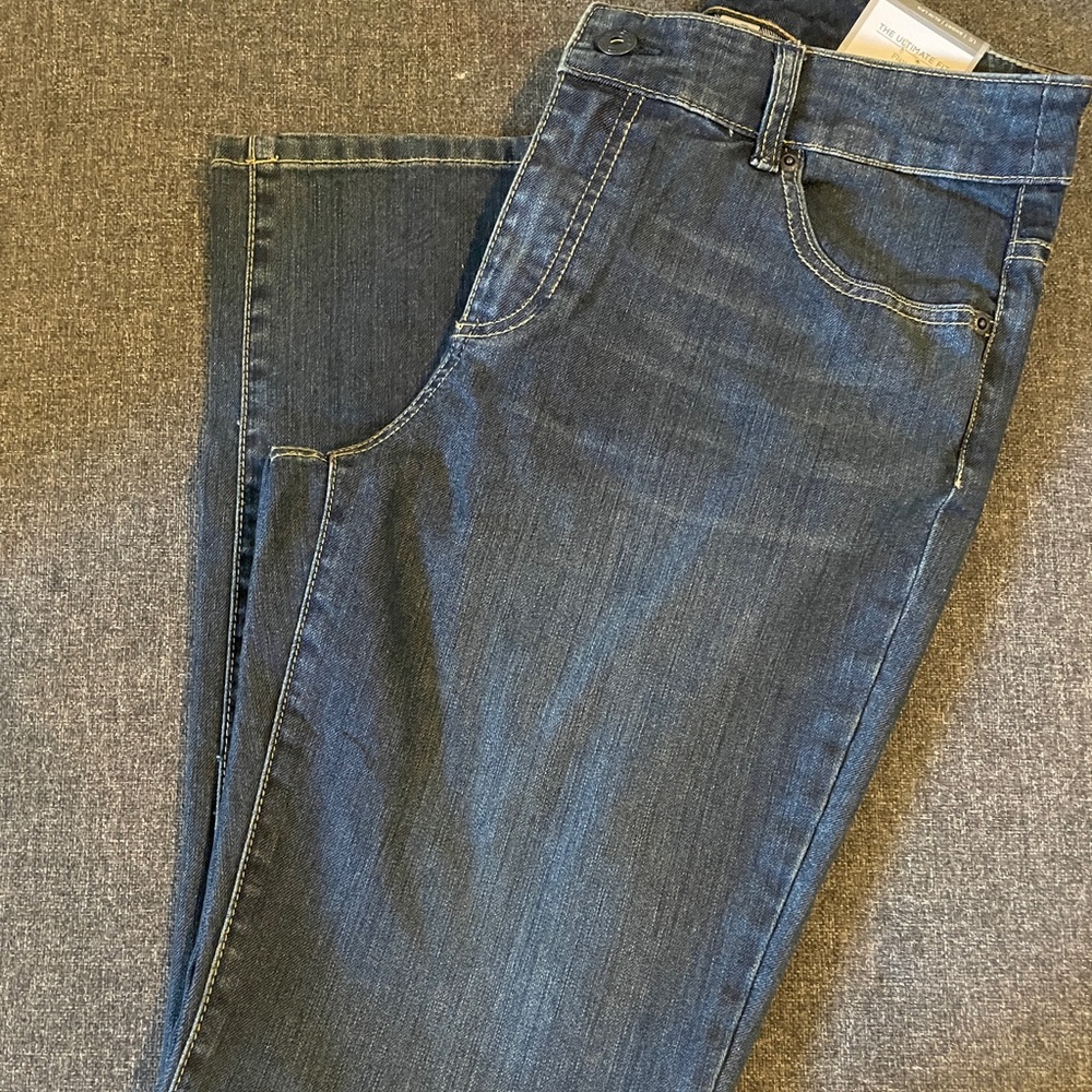 NWT chicos 1.5 short slim leg medium wash jean